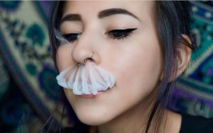 Cách nhả khói hình mặt nạ Bane kiểu Pháp