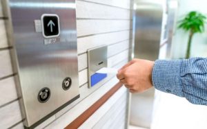 kiểm soát an ninh người sử dụng thang máy