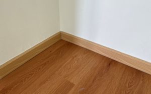 trang trí chân tường bằng phào chỉ