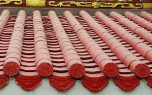 ngói âm dương mang yếu tố phong thủy và may mắn